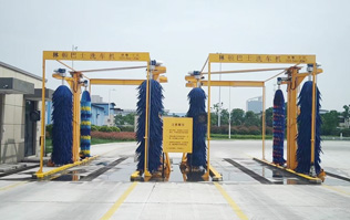 巴士、公交車用電腦洗車機(jī)，采用電腦控制，自動化程度高